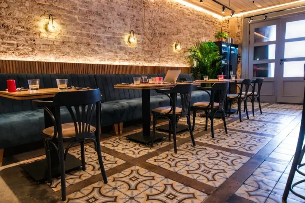 Comment choisir le mobilier de restaurant idéal : durabilité, style et contraintes opérationnelles